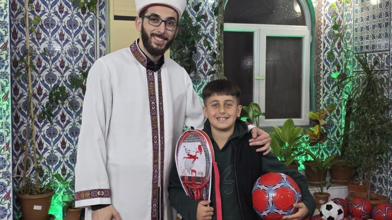 Teravih namazını aksatmadılar Hediyelerle çifte bayram yaptılar