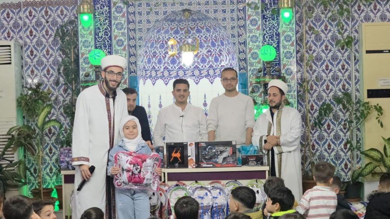 Foto - Teravih namazını aksatmadılar Hediyelerle çifte bayram yaptılar