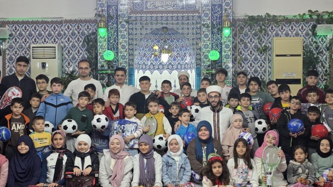 Foto - Teravih namazını aksatmadılar Hediyelerle çifte bayram yaptılar