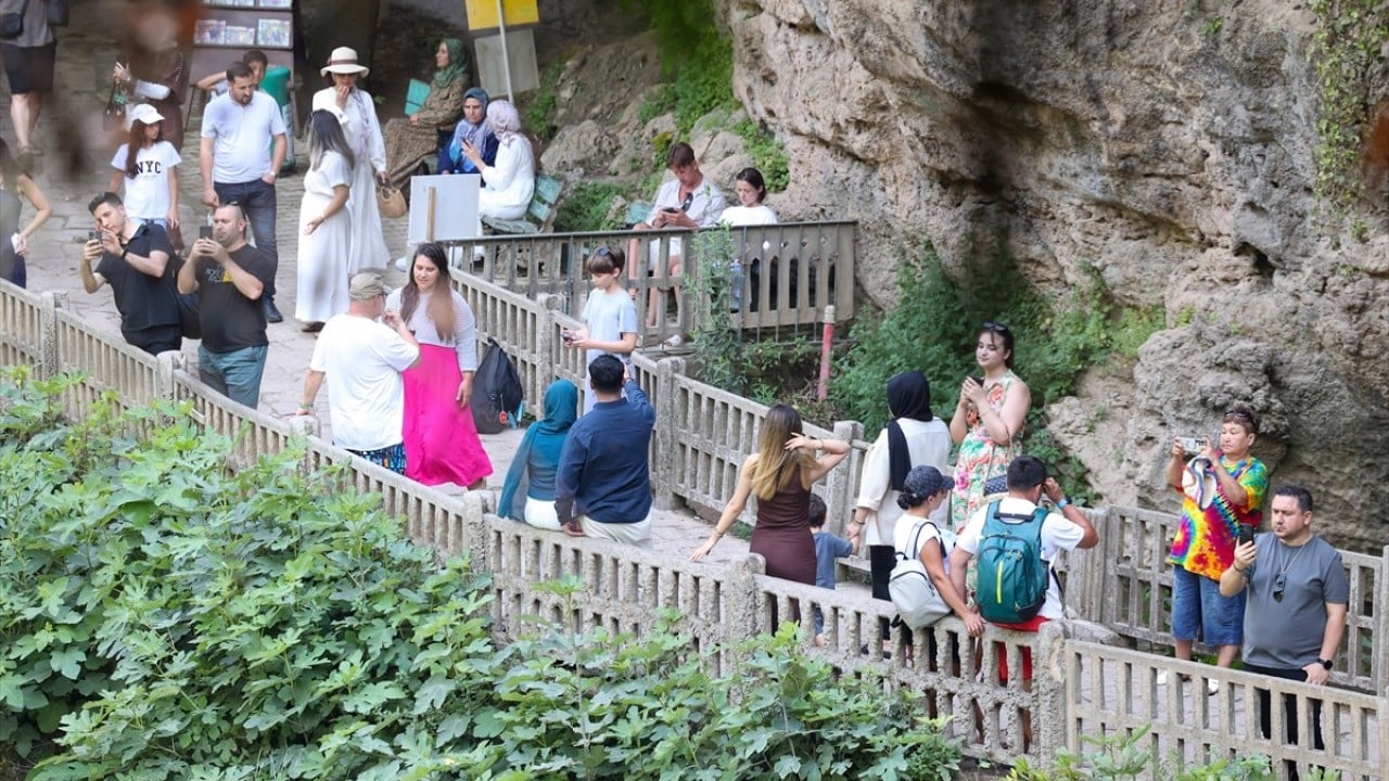 Foto - Termometreler 33 derece Sıcaktan kaçan Düden Şelalesi’ne kendini attı