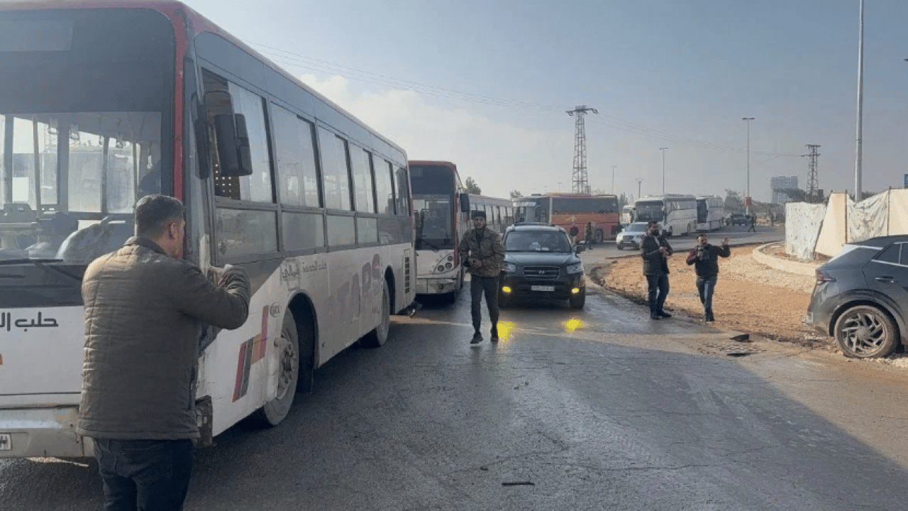 Foto - Terör örgütü SDG iyice çığırından çıktı! Tahliye otobüslerine saldırdılar