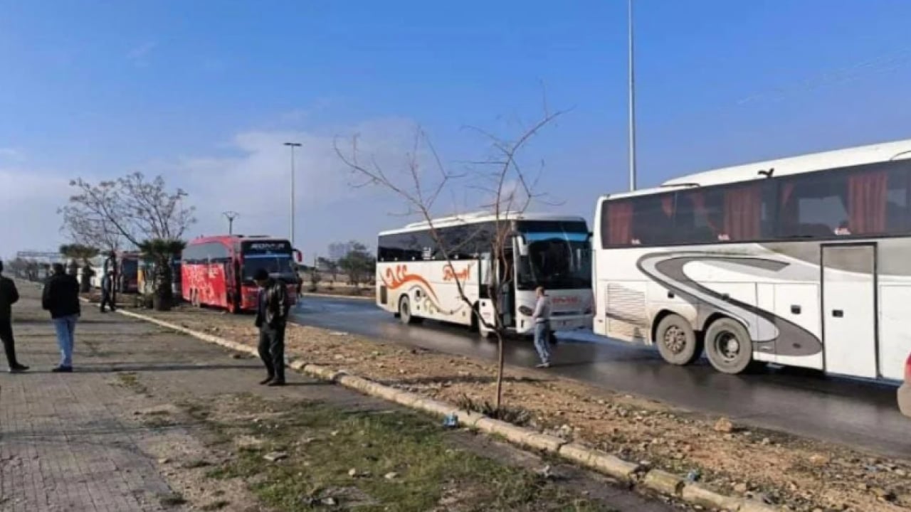 Foto - Terör örgütü SDG iyice çığırından çıktı! Tahliye otobüslerine saldırdılar