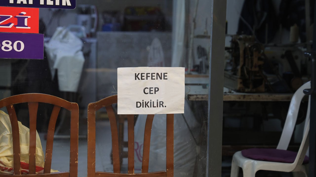Foto - Terziden cimri müşterilere gönderme... Bu terzide kefene cep dikiliyor! 