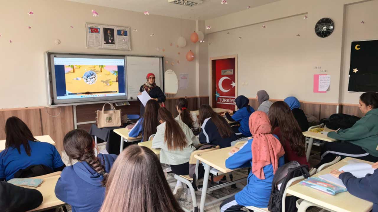 Foto - Teşekkürler Erdoğan! 28 Şubat süreci mağduru başörtülü öğretmenler, öğrencilerine kavuştu