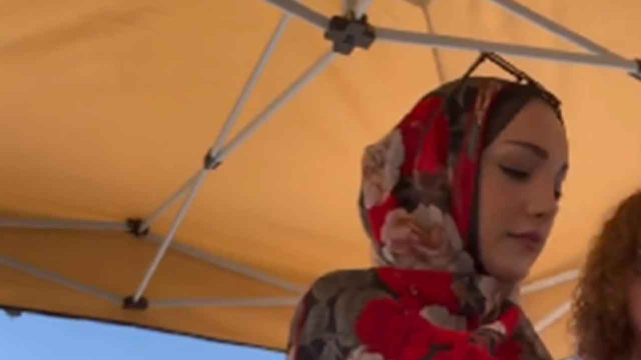 Foto - 'Tesettürle sen rahat gez diye nice tesettürlü büyüğün hamile karnına tekme yedi'