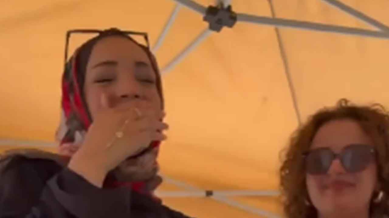 Foto - 'Tesettürle sen rahat gez diye nice tesettürlü büyüğün hamile karnına tekme yedi'