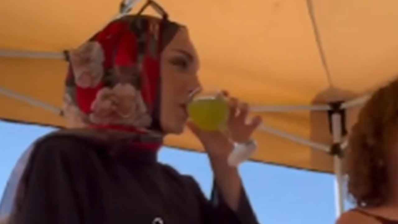 Foto - 'Tesettürle sen rahat gez diye nice tesettürlü büyüğün hamile karnına tekme yedi'