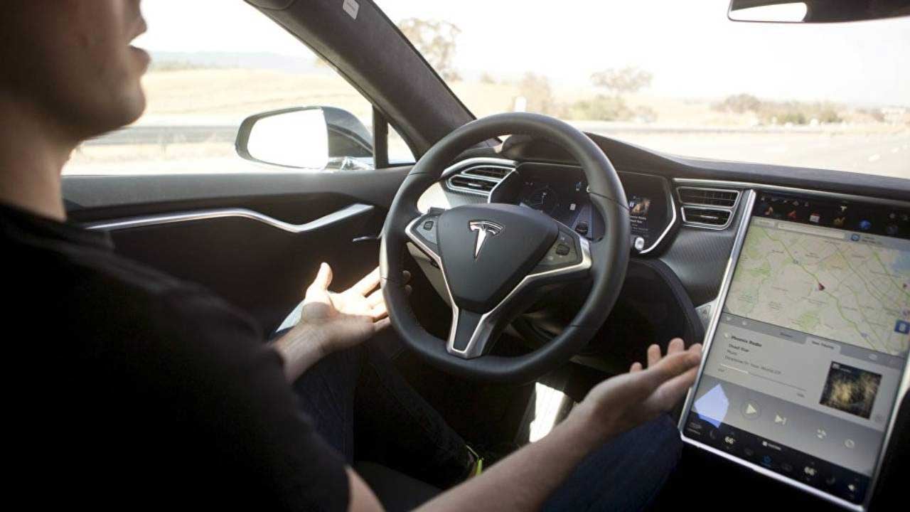 Foto - Tesla otopilotu standart paketten çıkardı! İnsanları inek gibi sağacaklar