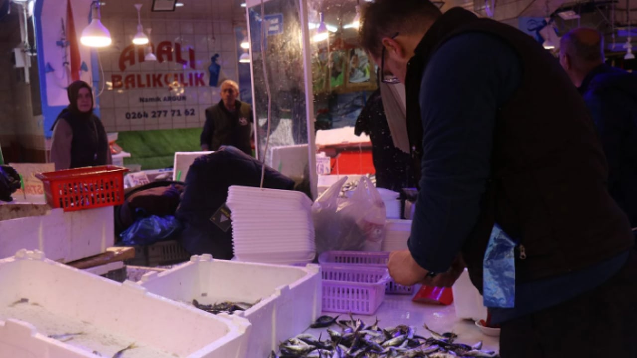 Foto - Tezgahlar doldu taştı! Balık fiyatları vatandaşları mutlu etti