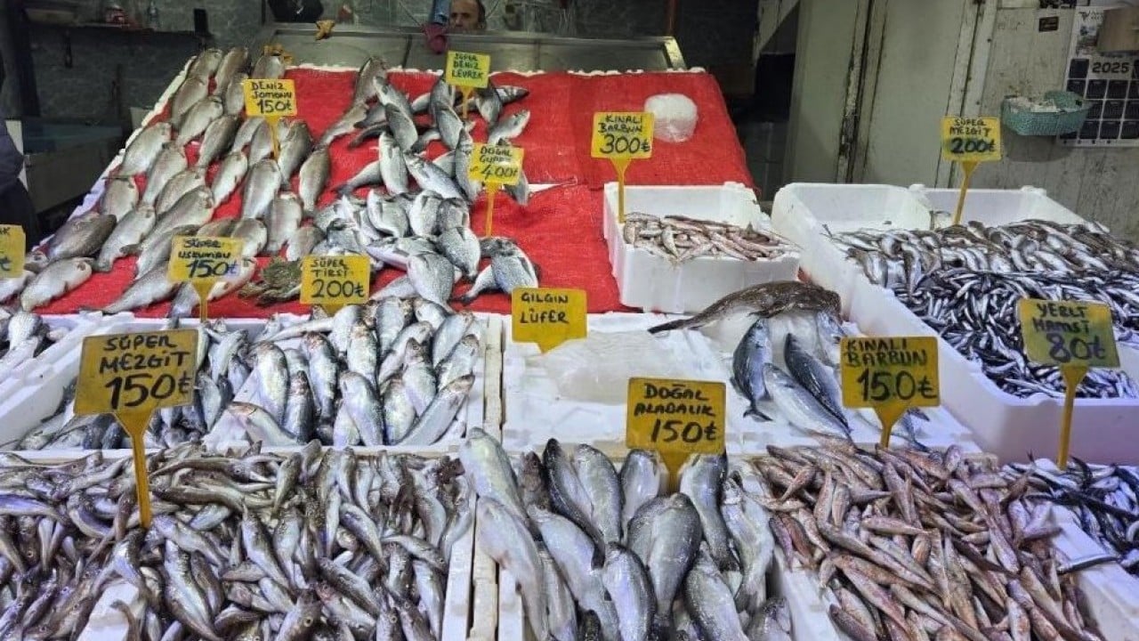 Foto - Tezgahlar hamsiyle doldu taştı! Fiyatı yüz güldürüyor