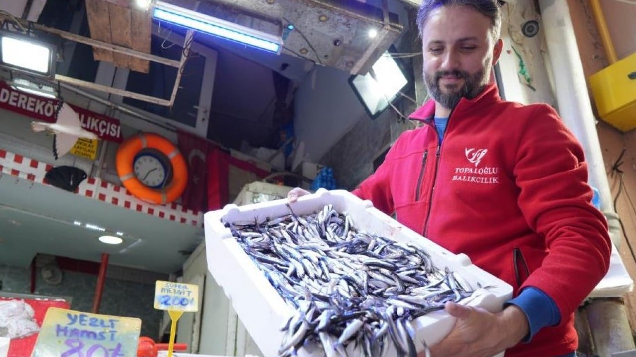 Foto - Tezgahlar hamsiyle doldu taştı! Fiyatı yüz güldürüyor