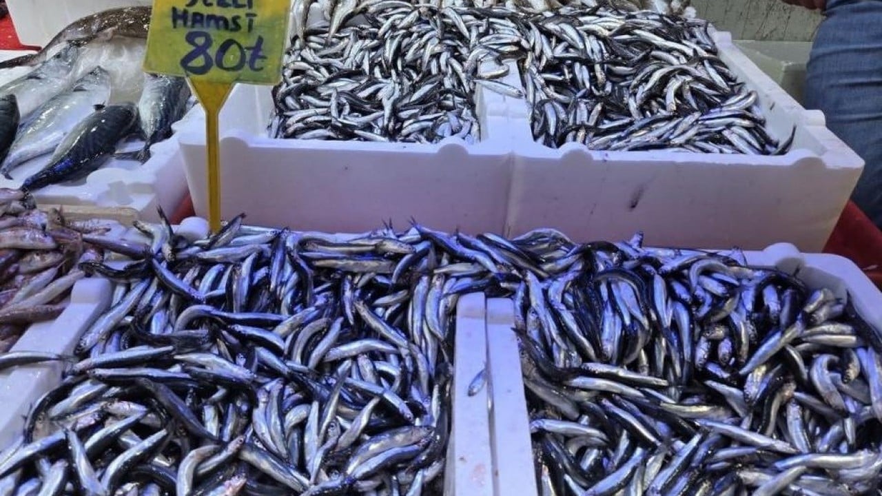 Foto - Tezgahlar hamsiyle doldu taştı! Fiyatı yüz güldürüyor