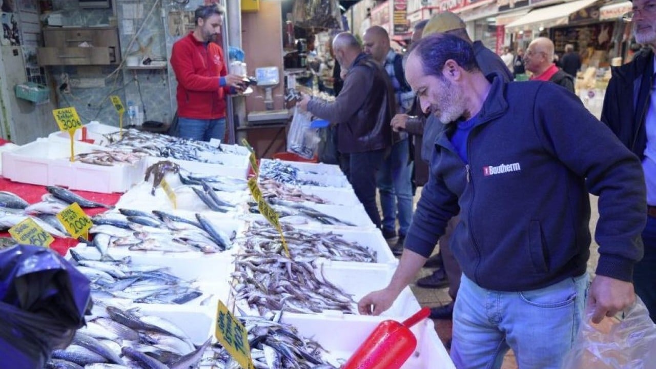 Tezgahlar hamsiyle doldu taştı! Fiyatı yüz güldürüyor