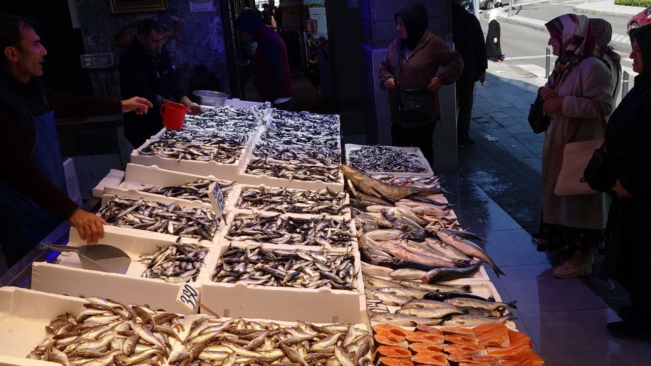 Foto - Tezgahlarda balık bolluğu! Hamsi fiyatı düşüşe geçti