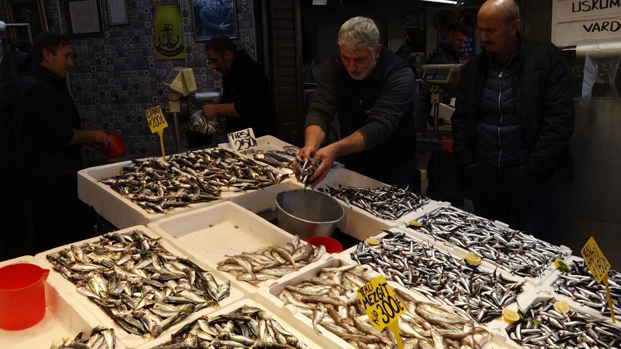 Foto - Tezgahlarda balık bolluğu! Hamsi fiyatı düşüşe geçti