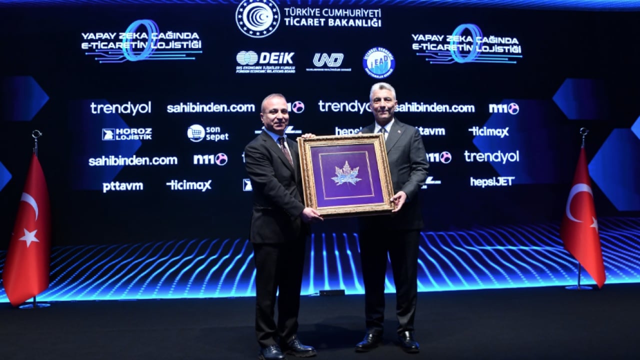 Foto - Ticaret Bakanı Ömer Bolat: Türk TIR şoförlerinin Körfez’de transit Suudi vizesi alarak seyahat etmeleri mümkün hale geldi