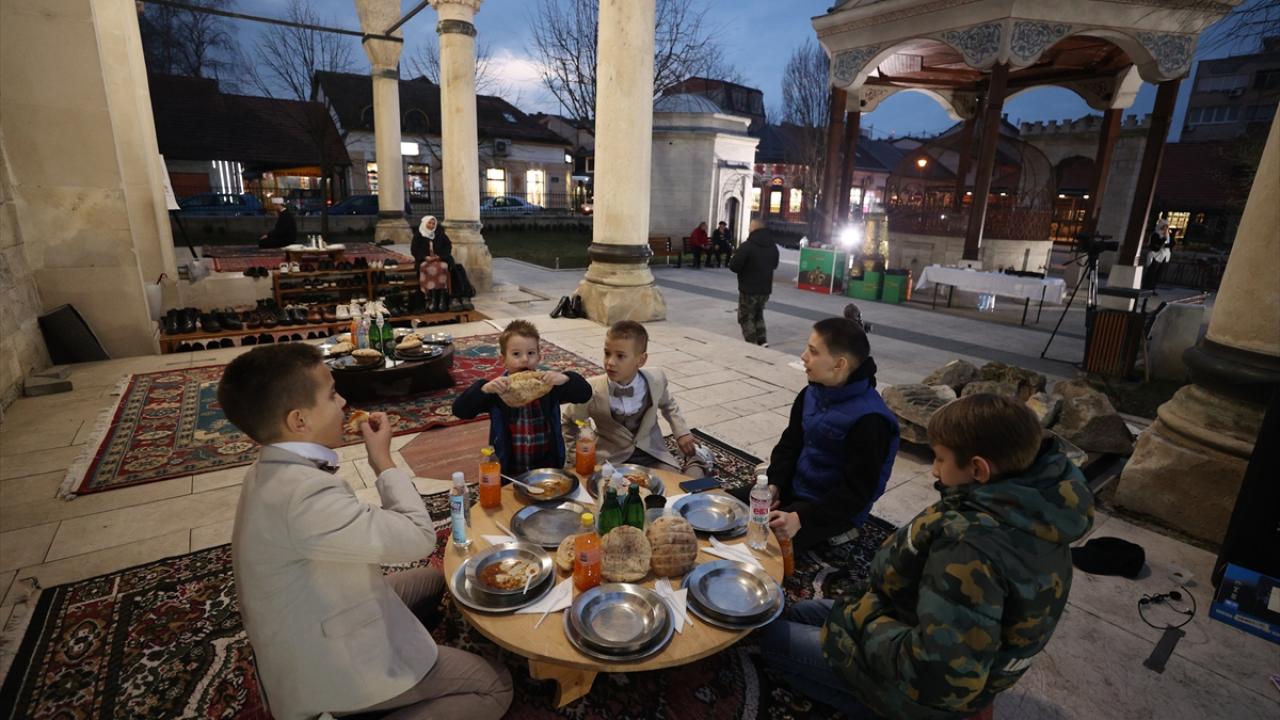 Foto - TİKA desteğiyle onarılmıştı! Bosna Hersek'teki tarihi Ferhadiye Camisi'nde geleneksel iftar sofrası kuruldu