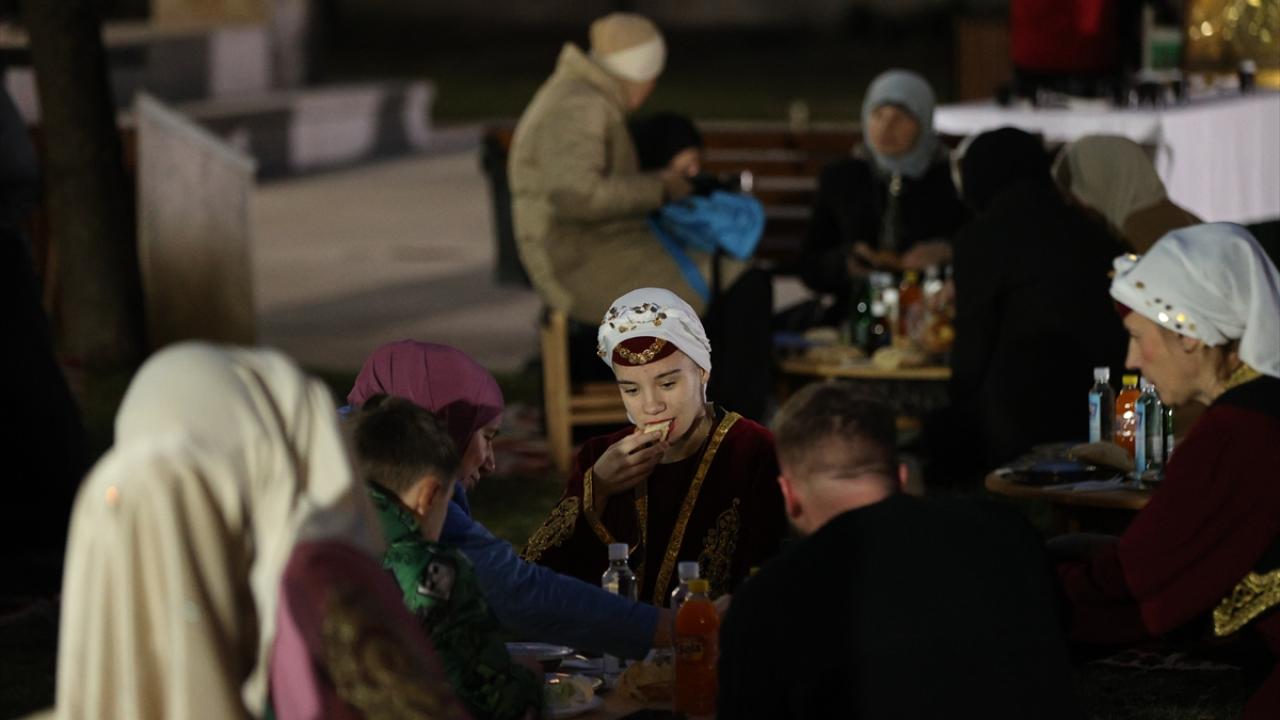 Foto - TİKA desteğiyle onarılmıştı! Bosna Hersek'teki tarihi Ferhadiye Camisi'nde geleneksel iftar sofrası kuruldu
