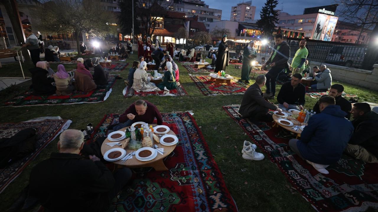 Foto - TİKA desteğiyle onarılmıştı! Bosna Hersek'teki tarihi Ferhadiye Camisi'nde geleneksel iftar sofrası kuruldu