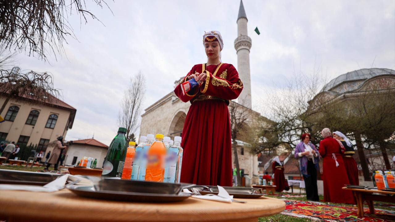 TİKA desteğiyle onarılmıştı! Bosna Hersek'teki tarihi Ferhadiye Camisi'nde geleneksel iftar sofrası kuruldu