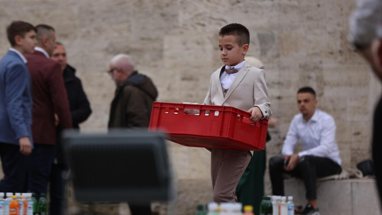 Foto - TİKA desteğiyle onarılmıştı! Bosna Hersek'teki tarihi Ferhadiye Camisi'nde geleneksel iftar sofrası kuruldu