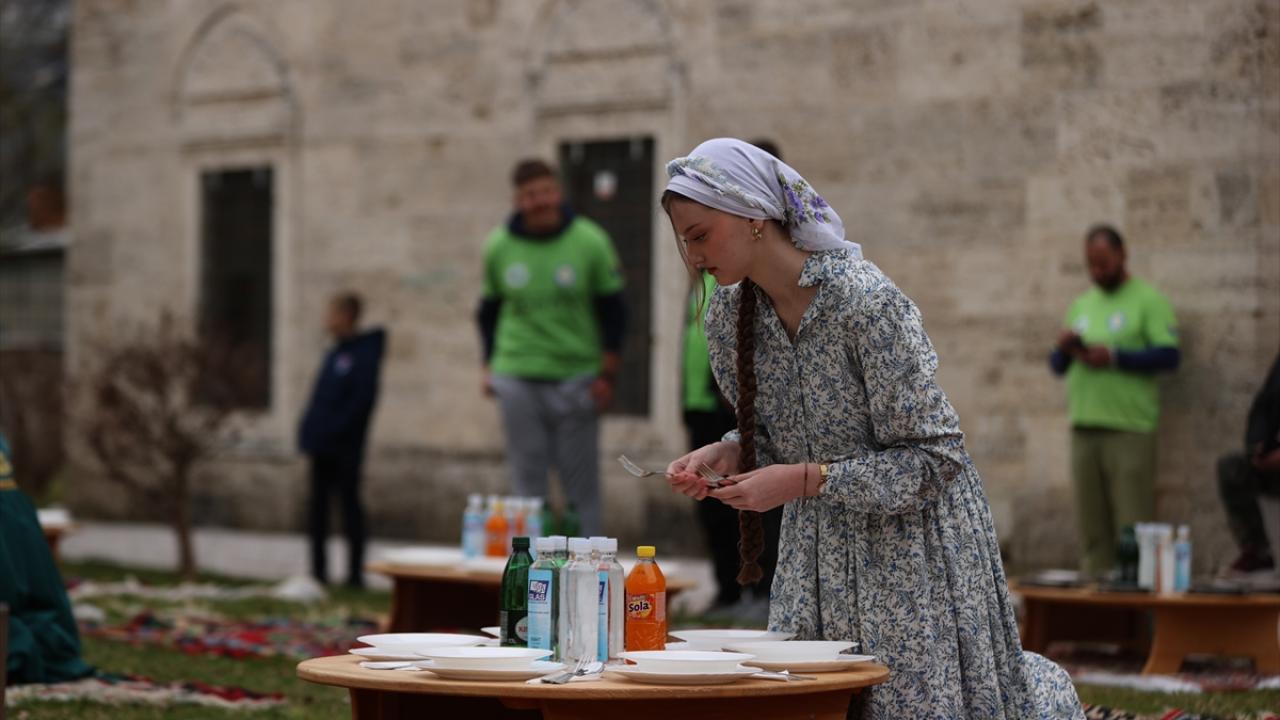 Foto - TİKA desteğiyle onarılmıştı! Bosna Hersek'teki tarihi Ferhadiye Camisi'nde geleneksel iftar sofrası kuruldu