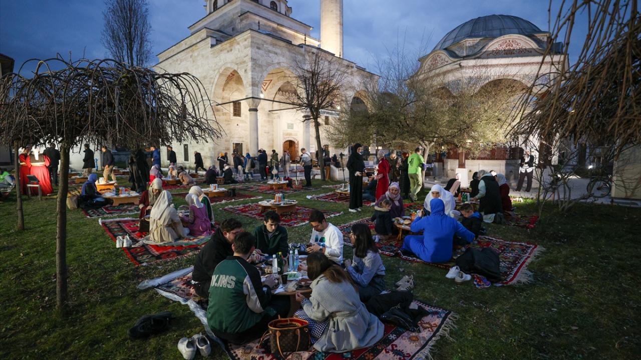 Foto - TİKA desteğiyle onarılmıştı! Bosna Hersek'teki tarihi Ferhadiye Camisi'nde geleneksel iftar sofrası kuruldu