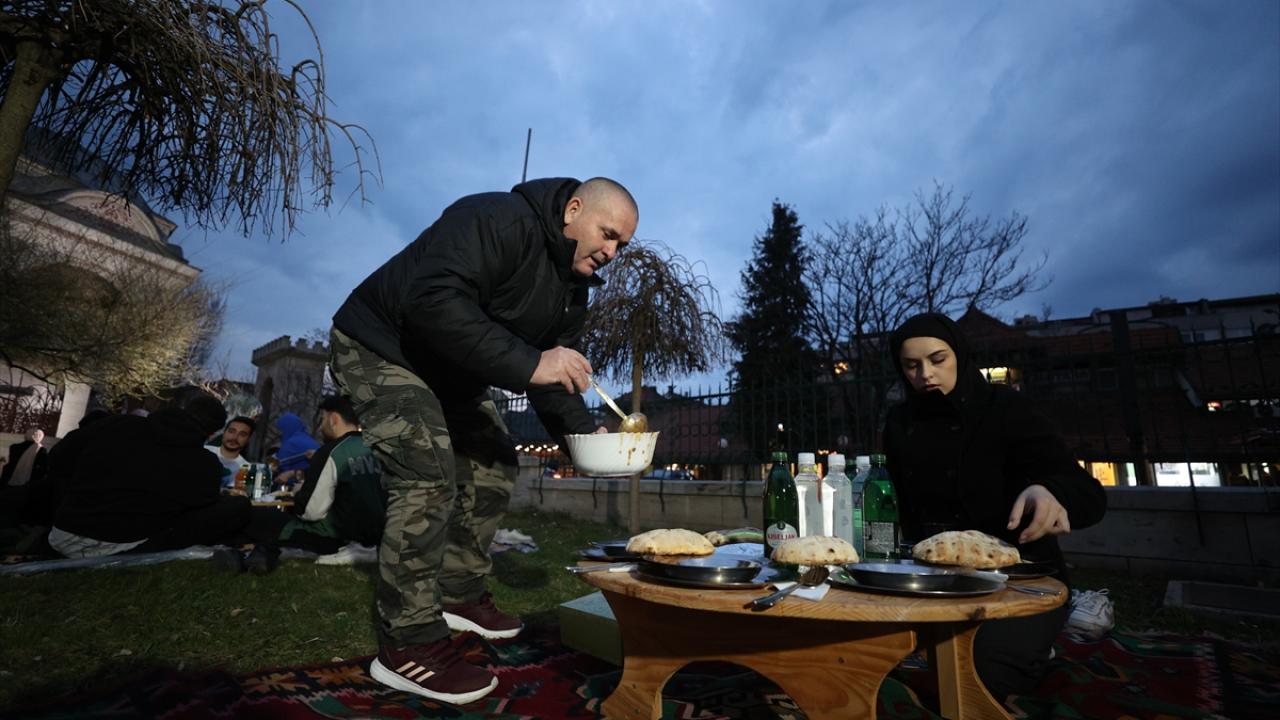 Foto - TİKA desteğiyle onarılmıştı! Bosna Hersek'teki tarihi Ferhadiye Camisi'nde geleneksel iftar sofrası kuruldu