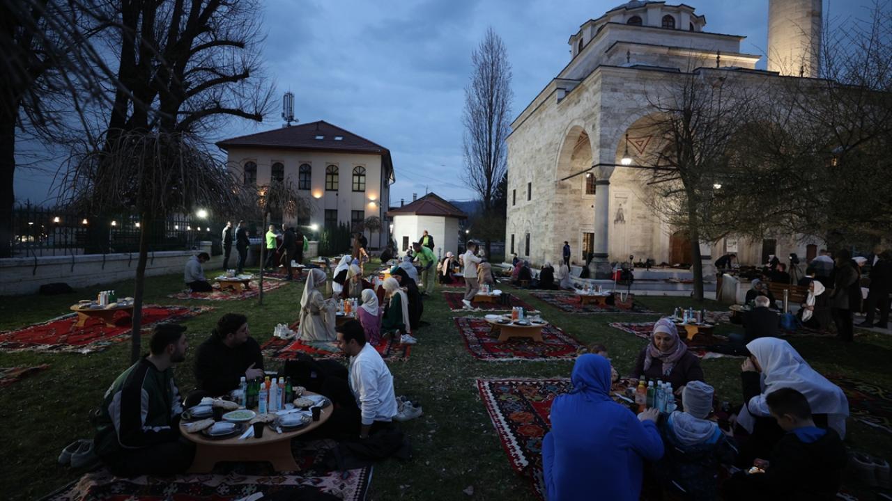 Foto - TİKA desteğiyle onarılmıştı! Bosna Hersek'teki tarihi Ferhadiye Camisi'nde geleneksel iftar sofrası kuruldu