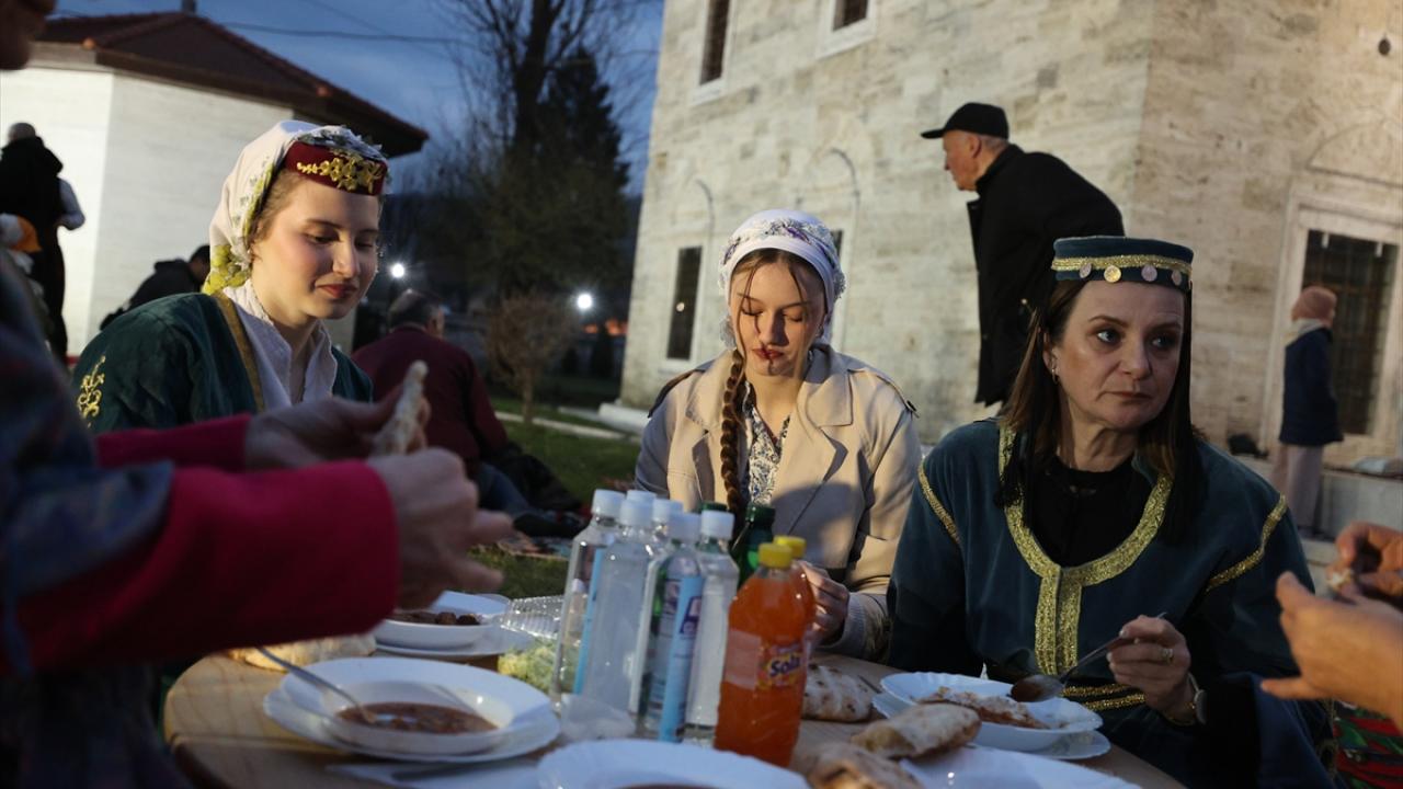 Foto - TİKA desteğiyle onarılmıştı! Bosna Hersek'teki tarihi Ferhadiye Camisi'nde geleneksel iftar sofrası kuruldu