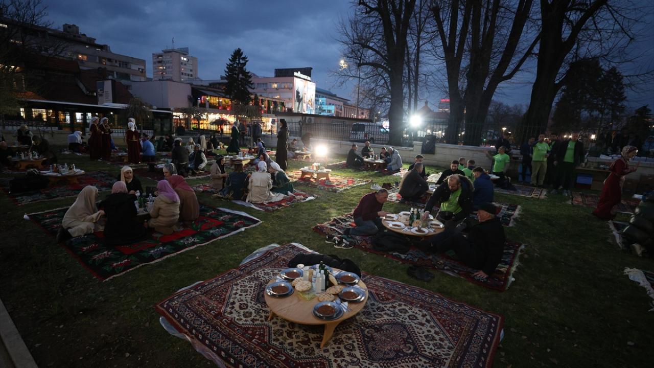 Foto - TİKA desteğiyle onarılmıştı! Bosna Hersek'teki tarihi Ferhadiye Camisi'nde geleneksel iftar sofrası kuruldu