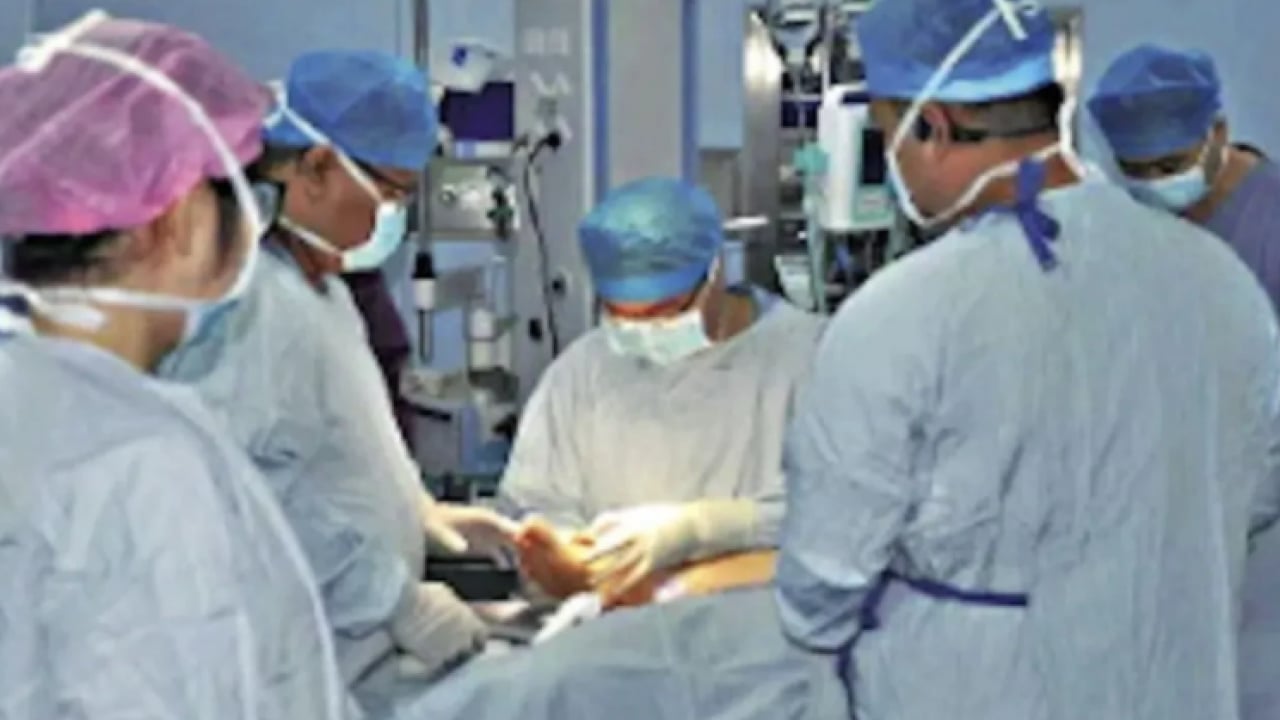 Foto - Tıpta nadir görülen uygulama: Kopan kulak geçici olarak ayağa nakledildi, aylar sonra yerine dikildi