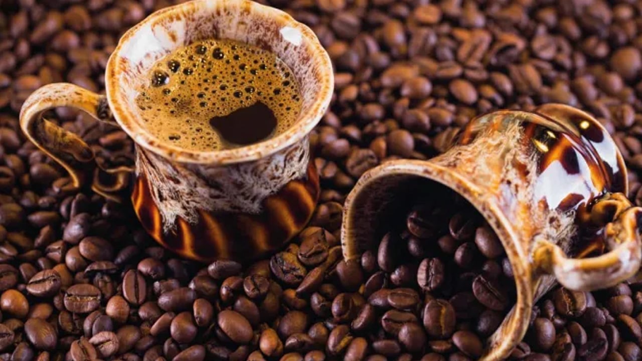 Tiryakilere mesaj: Türk kahvesi için İdeal süt köpüğü nasıl olur? Gören vatandaşlar biz yapalım diyor