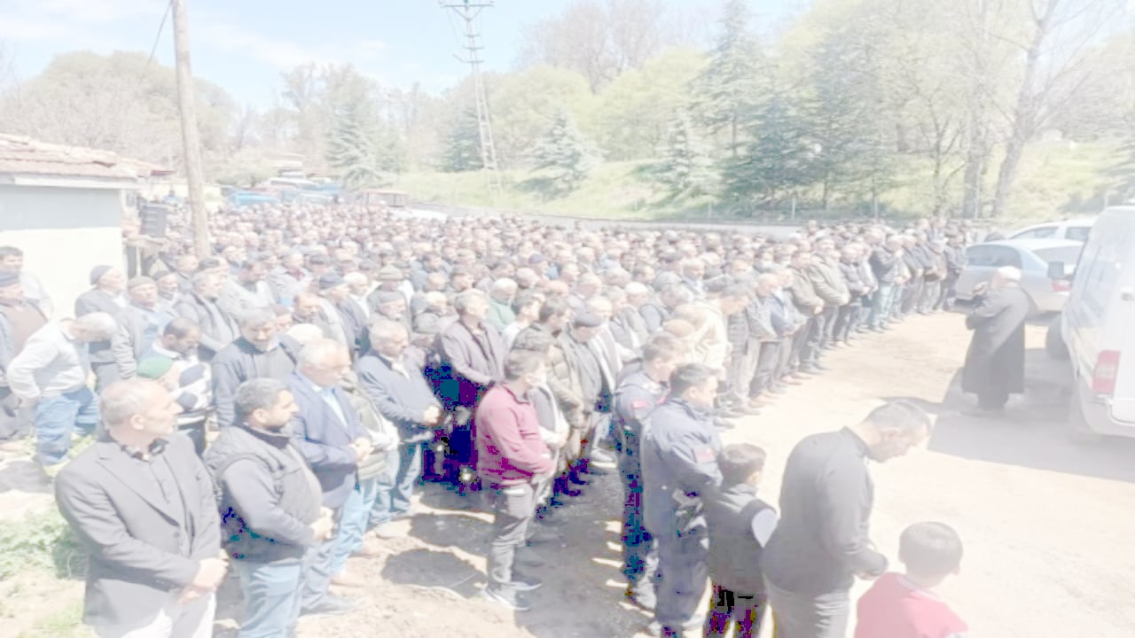 Foto - Tokat’ta 21 yaşındaki gencin cenaze namazını araçtan indirmeden kıldılar! İşte herkesin merak ettiği sebebi