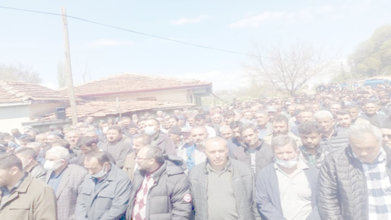 Foto - Tokat’ta 21 yaşındaki gencin cenaze namazını araçtan indirmeden kıldılar! İşte herkesin merak ettiği sebebi