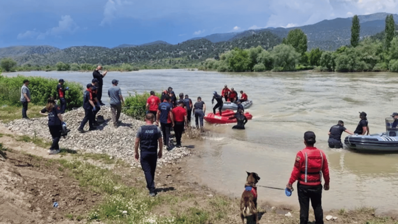 Foto - Tokat'ta feci olay: Kelkit Çayı'na düşen gençlerden acı haber!