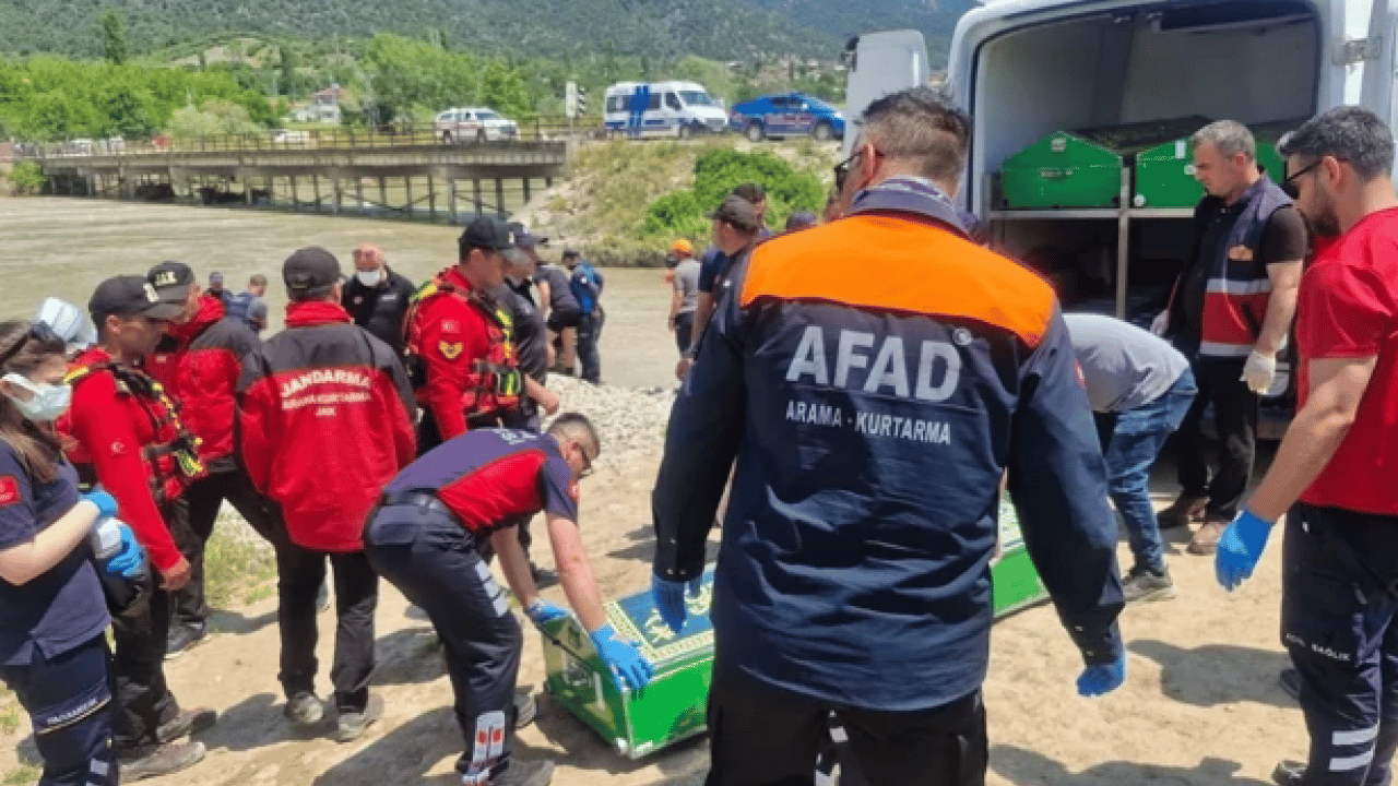 Foto - Tokat'ta feci olay: Kelkit Çayı'na düşen gençlerden acı haber!