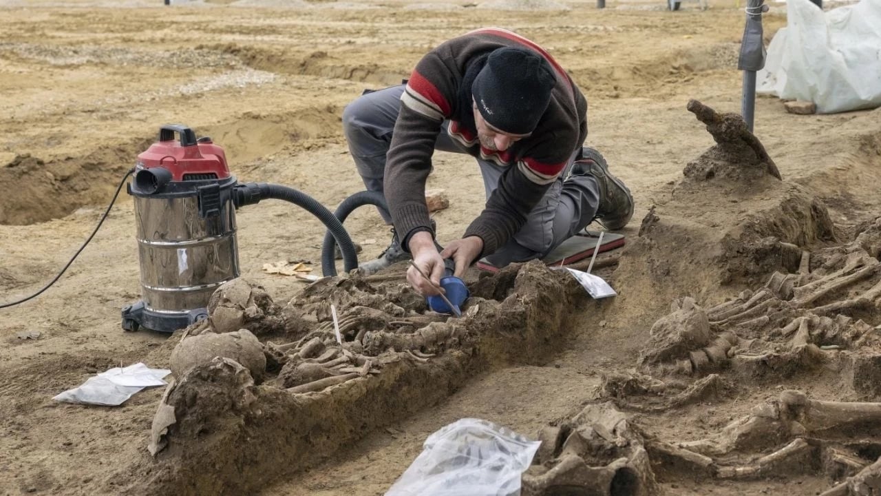 Foto - Toplu mezar görüntüleri bulundu: Askerler futbol sahası altında... Görüntüler yüzlerce Roma askerine ait