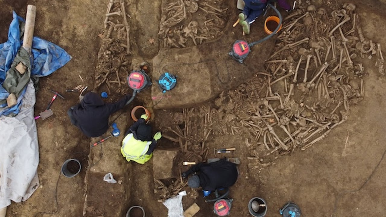 Foto - Toplu mezar görüntüleri bulundu: Askerler futbol sahası altında... Görüntüler yüzlerce Roma askerine ait