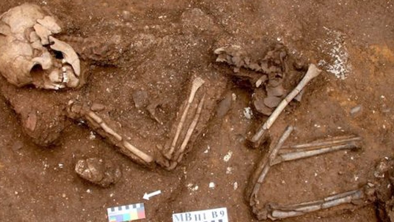 Foto - Toplu mezar görüntüleri bulundu: Askerler futbol sahası altında... Görüntüler yüzlerce Roma askerine ait