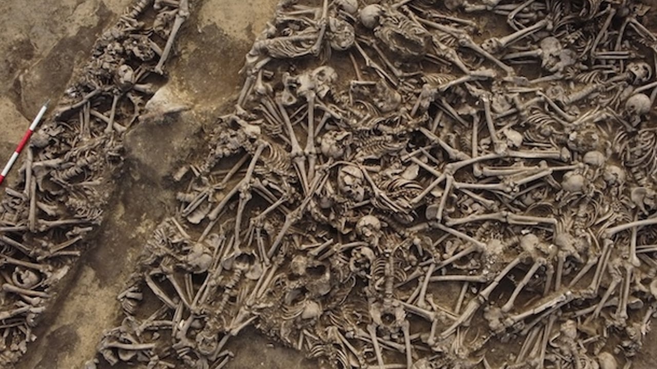 Foto - Toplu mezar görüntüleri bulundu: Askerler futbol sahası altında... Görüntüler yüzlerce Roma askerine ait