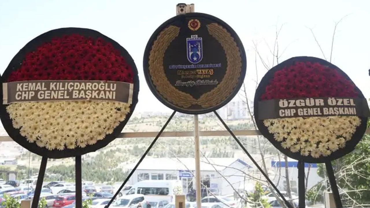 Foto - Törene çelenkler damga vurdu: Cenazede koltuk savaşları