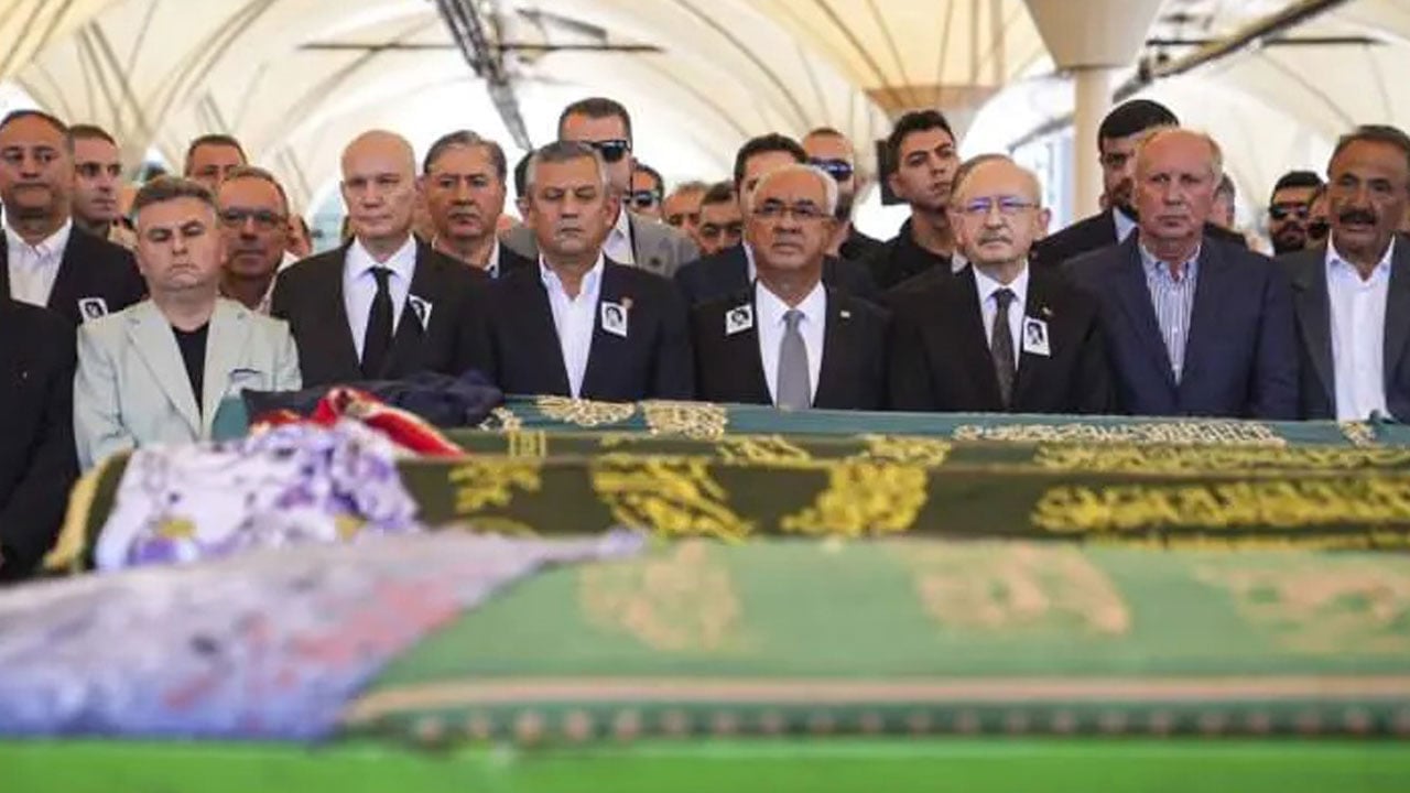 Foto - Törene çelenkler damga vurdu: Cenazede koltuk savaşları