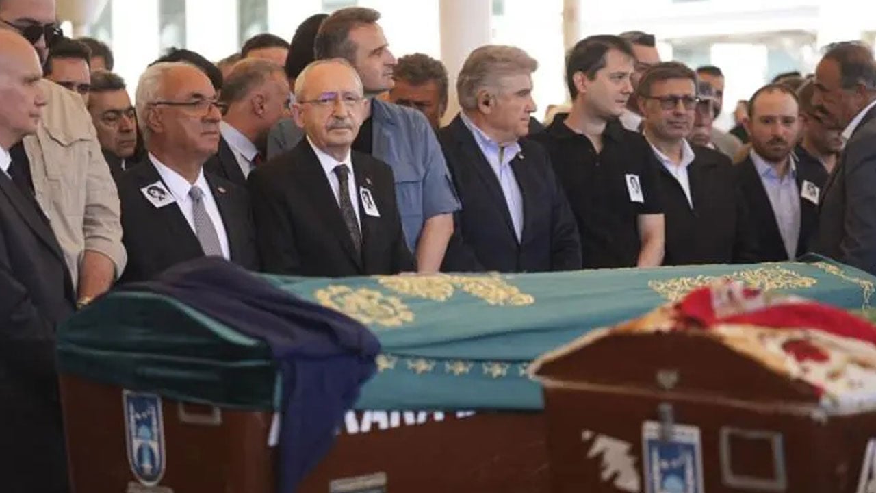 Foto - Törene çelenkler damga vurdu: Cenazede koltuk savaşları
