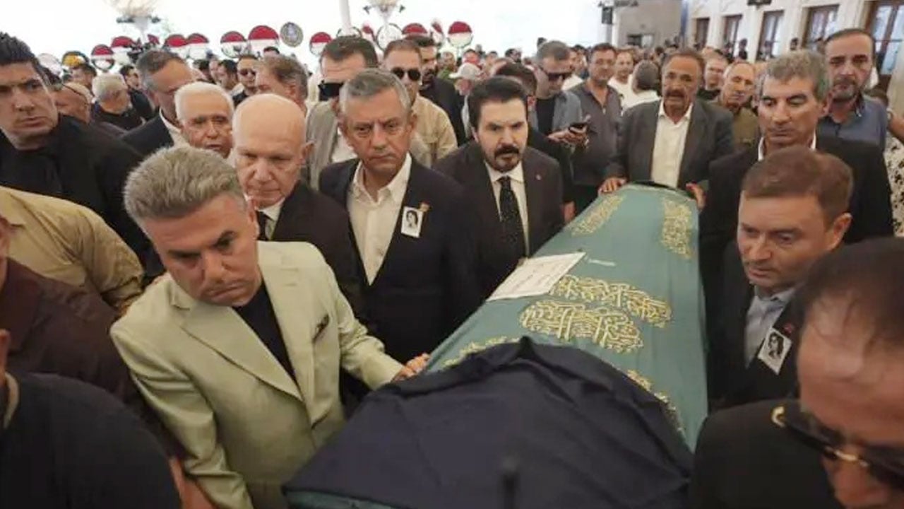Foto - Törene çelenkler damga vurdu: Cenazede koltuk savaşları