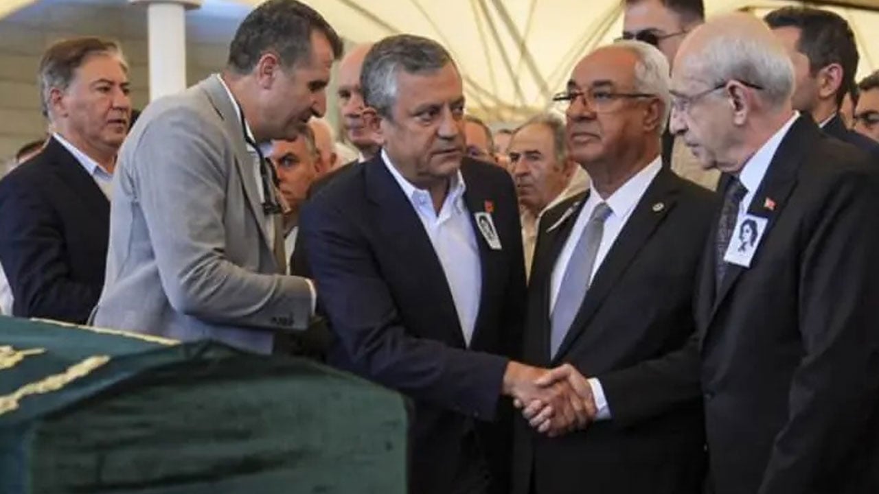 Foto - Törene çelenkler damga vurdu: Cenazede koltuk savaşları