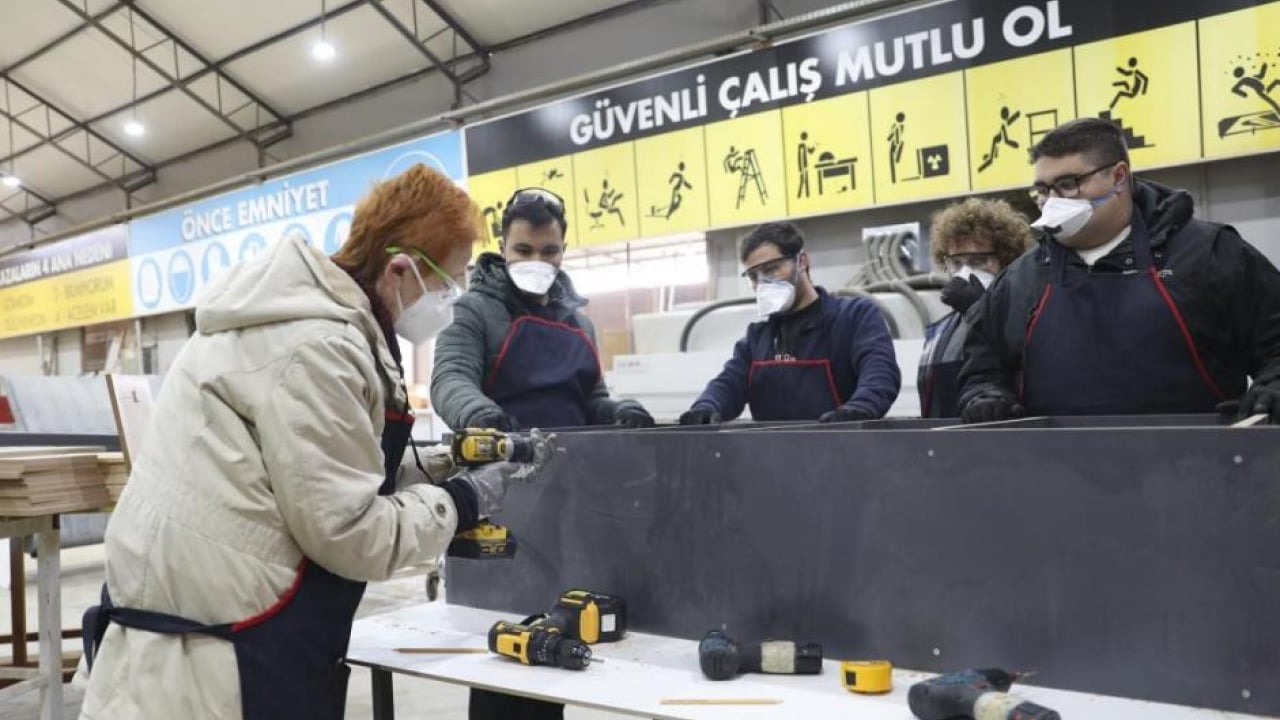Foto - Tozlu atölyenin kadın ustası: Öğretmenliği bıraktı, marangoz oldu