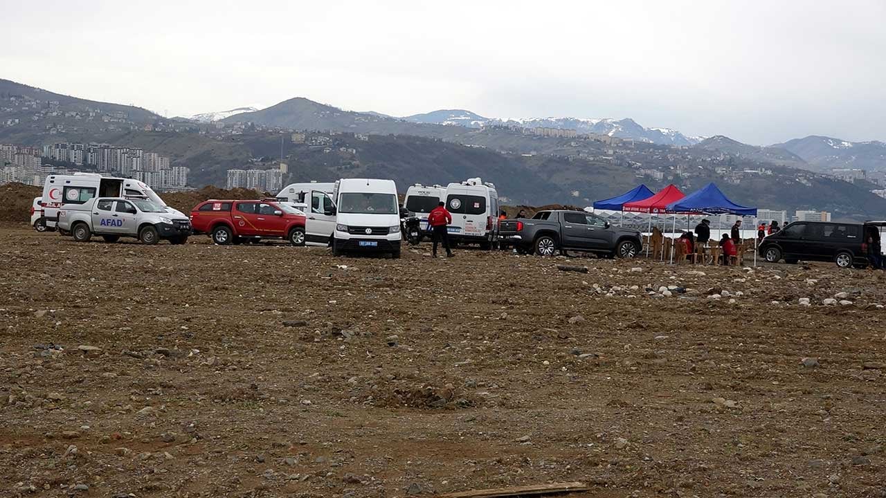Foto - Trabzon'da korkulu bekleyiş! Sahilde eşyaları bulunan Enes Terzi için ekipler seferber oldu