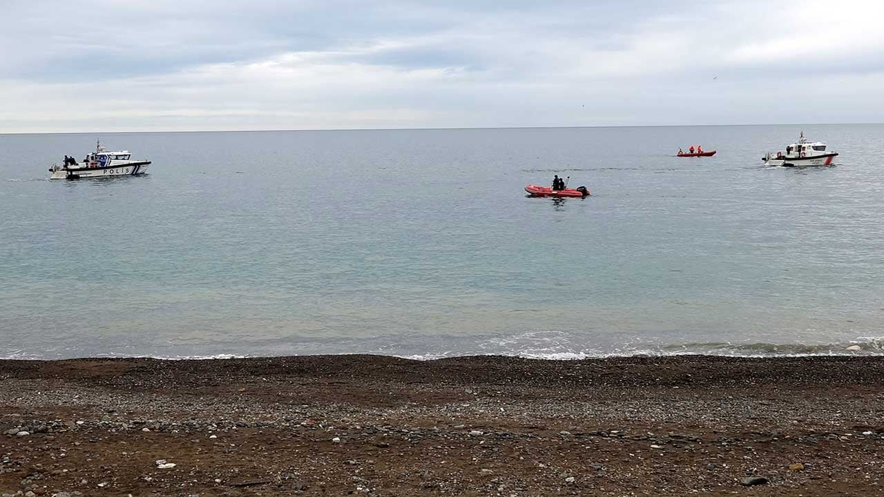 Foto - Trabzon'da korkulu bekleyiş! Sahilde eşyaları bulunan Enes Terzi için ekipler seferber oldu