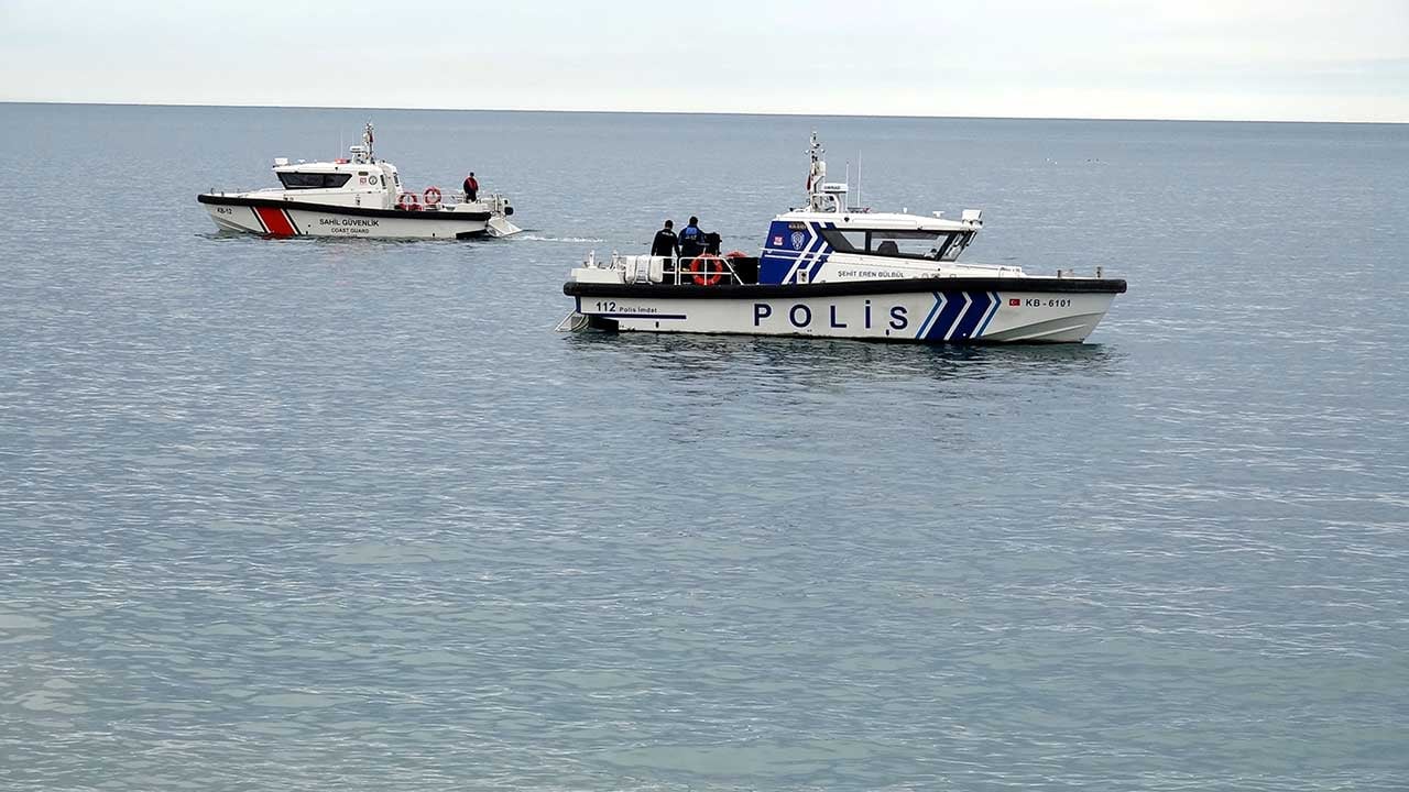 Foto - Trabzon'da korkulu bekleyiş! Sahilde eşyaları bulunan Enes Terzi için ekipler seferber oldu